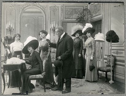 LA BOUQUETIERE PARISIENNE, Pathé-Frères. PHOTOGRAPHIE ORIGINALE, 1909. 12,7 x 16...