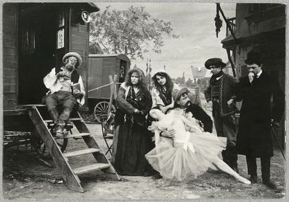 LA FILLE DU CLOWN, Pathé-Frères. PHOTOGRAPHIE ORIGINALE, circa 1900. 11,9 x 16,9