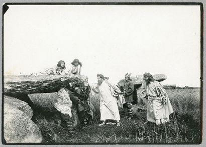 AU TEMPS DES DRUIDES, Pathé-Frères. PHOTOGRAPHIE ORIGINALE, 1912. 13 x 18 cm, so