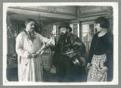 LES HABITS NOIRS, Pathé-Frères. QUINZE PHOTOGRAPHIES ORIGINALES, 1914. 13 x 18 c...