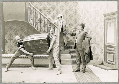 CACHE-TOI DANS LA MALLE, Pathé-Frères. DEUX PHOTOGRAPHIES ORIGINALES, 1905. 11,2...