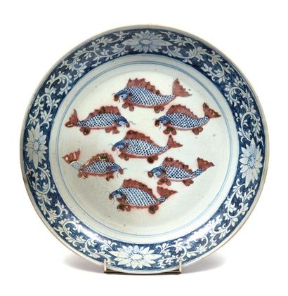 CHINE - XXe siècle CHINE - XXe siècle

Grande coupe en porcelaine décorée en bleu...