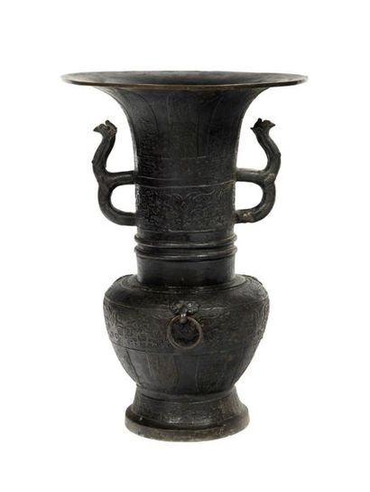 Chine XIXe siècle CHINE XIXe siècle

Grand vase de forme balustre à large col ouvert,...