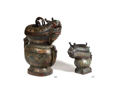 JAPON - Vers 1900 JAPAN - Around 1900

Archaic style "gong" vase in bronze with brown...