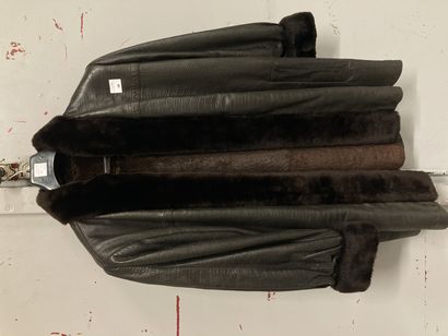 null Yves Saint Laurent

Manteau en cuir fourré

(Usures)