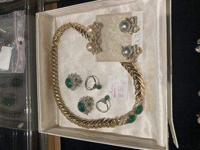 null Lot de bijoux fantaisie comprenant un collier en pierre verte, une paire de...