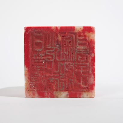 CHINE - XXe siècle CHINA - 20th century



A "chickenblood" soapstone seal surmounted...