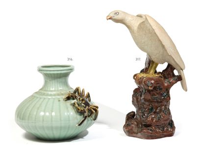 JAPON - Vers 1900 JAPAN - About 1900

Stoneware and bisque statuette of a bird of...