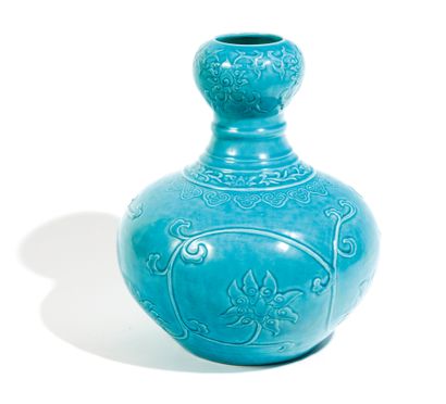 CHINE - XXe siècle CHINA - 20th century



A turquoise-blue enamelled porcelain "suantouping"...