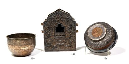 TIBET - XIXE SIÈCLE TIBET - 19th century

Portable metal "ga'u" altar with embossed...
