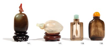 CHINE - XIXe siècle CHINA - 19TH CENTURY

Two smoked crystal snuff bottles, one rectangular...
