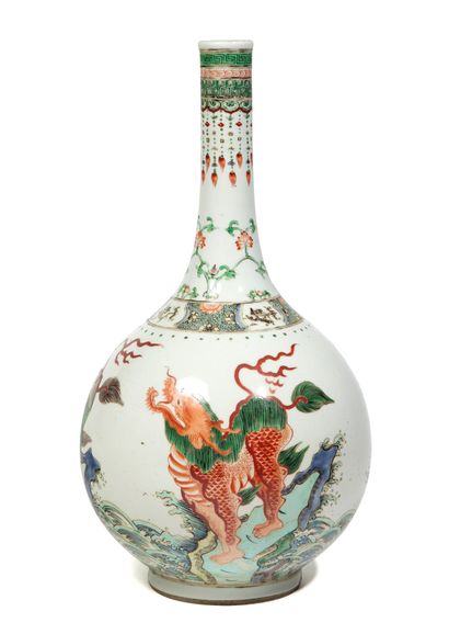 CHINE - Début XXe siècle CHINA - Early 20th century

Bottle-shaped vase in polychrome...