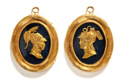 Paire de médaillons Pair of medallions

depicting profiles of warriors helmeted in...