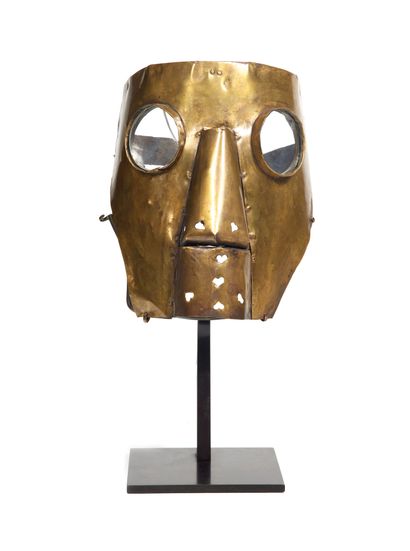 Masque de chimiste Mask of chemist

Brass mask with punched hearts and glass, lined...