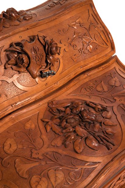 ECRITOIRE Writing case

in moulded and carved wood with a naturalistic decoration...