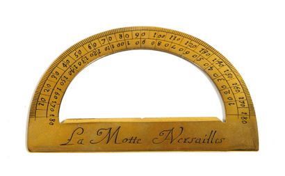 Rapporteur Protractor

in brass, graduated twice from 0 to 180° (in reverse), signed...