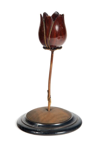 BOUGEOIR Candlestick 

simulating a tulip, the mahogany tap, the gilt bronze stem...