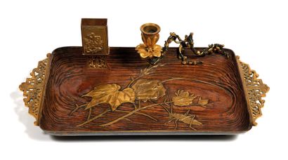 PLATEAU 
Plateau




en bronze doré et patiné bois, à décor d'une sauterelle et de...