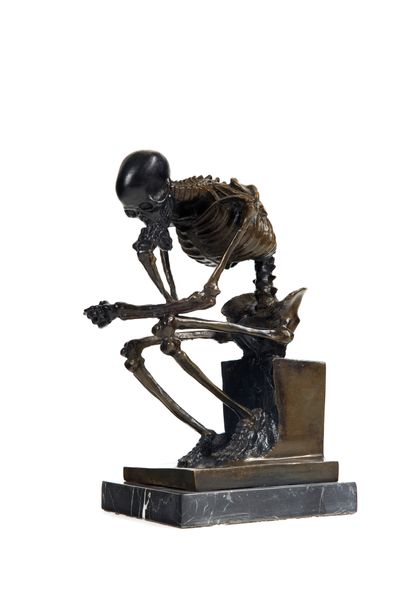 Le squelette penseur The thinking skeleton

A brown and black patinated bronze sculpture...
