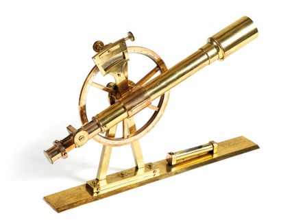 Instrument de topographie Topographic instrument

with its sighting telescope and...