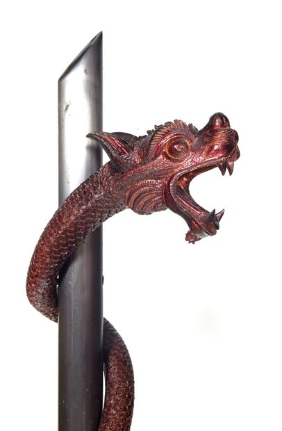 Figure de dragon Figure de dragon

en bronze à patine rouge enroulé autour d'une...