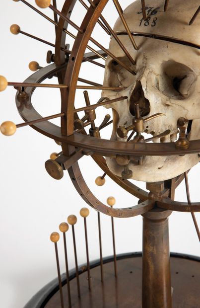 Craniomètre Craniomètre

en bronze, les billes en bois, la calotte du crâne inscrite...