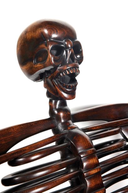 Fauteuil squelette Fauteuil squelette

en bois mouluré et sculpté figurant un squelette...
