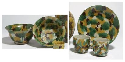 null ENSEMBLE en porcelaine Sancaï comprenant une paire de bols (D: 15 cm, l'un avec...