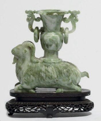 null VASE en jadéite sculptée figurant un bouc surmonté d'un vase à anneaux. Chine,...