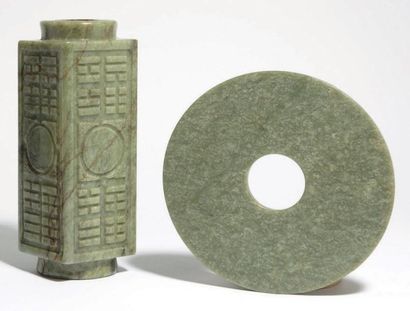 null ENSEMBLE comprenant un disque bi et vase Cong en jade vert sculpté. Chine, XXe...