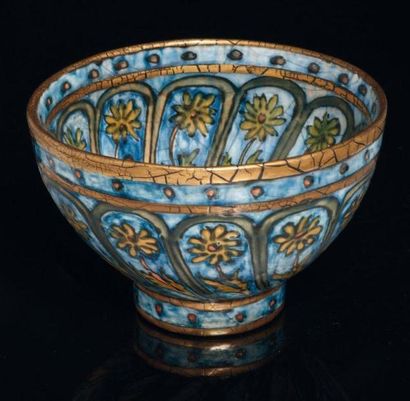 ANDRÉ METTHEY (1871-1920) Coupe ronde sur talon en céramique émaillée à fond bleu...