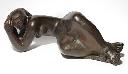 ANTONIUCCI VOLTI (1915-1989) «Nu allongé au voile» Bronze à patine noire nuancée,...