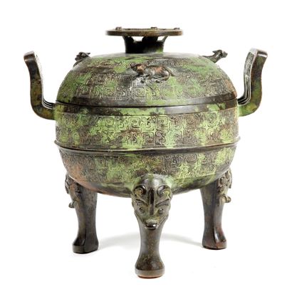 Vase tripode couvert 
Covered tripod vase 




in bronze with green patina, decorated...