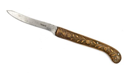 Ensemble comprenant: Set including:

Knife (?) 

in brass and steel, the handle decorated...
