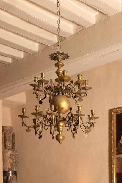 LUSTRE 
Chandelier
in bronze with eighteen branches of light on two rows decorated...