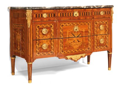 COMMODE 
Chest of drawers




Rectangular chest of drawers, with a slight central...