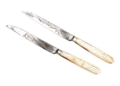 Ensemble comprenant: Set including:

A pair of mother-of-pearl and steel cheese knives...