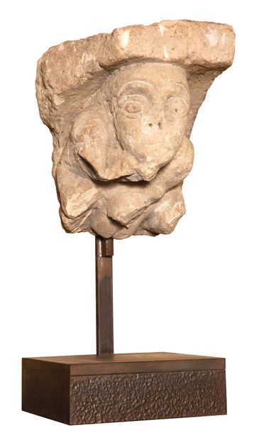 Pierre sculptée 
Carved stone
representing a character with rimmed eyes
Medieval...