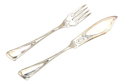 Ensemble comprenant: Set includes:

Fork 

silver fork with flowering stems and engraved...