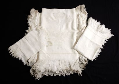 Drap Cloth 

in thread, embroidered with a closed crown and the motto 

"Mai d'ounour...