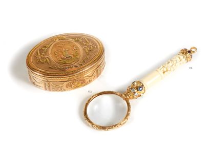Tabatière Snuffbox 

two golds probably Swiss, circa 1800

Oval, the lid, sides and...