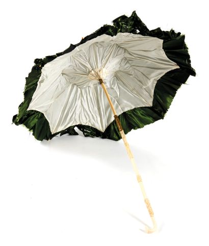 Ombrelle, Parasol, 

late 19th century, carved ivory handle and green silk (accidents...