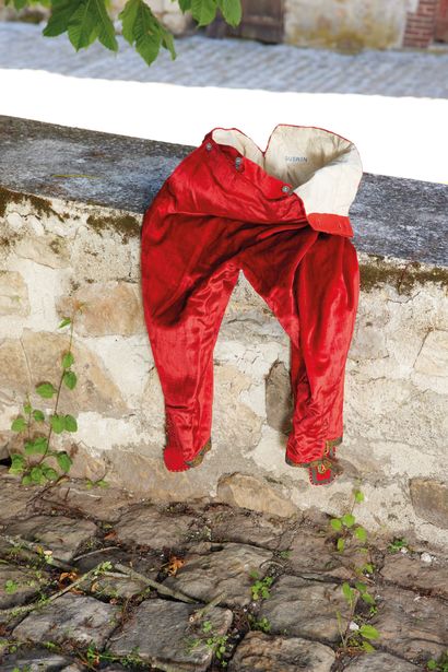 Culotte à pont Breeches with bridge 

in red velvet and braids with arms, 8 small...