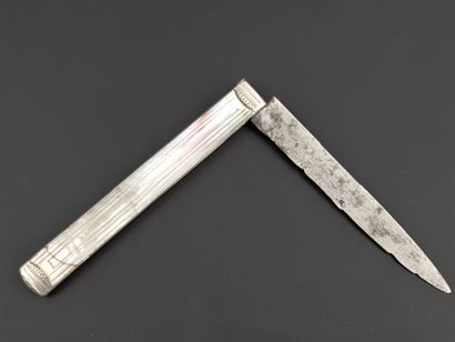 Couteau fermant à talon carré sur lame acier (Echancrures sur le fil de la lame)...