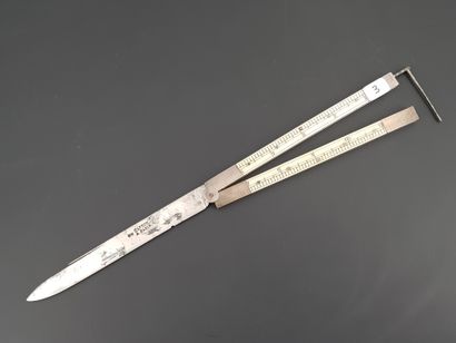 Grand couteau à manche "Pied de Roy", graduation en pouces (2,7 cm) sur les côte...