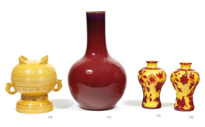 CHINE - Vers 1900 CHINA - About 1900

Long-necked stoneware vase with red oxblood...