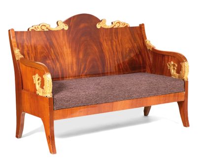 Petit canapé 
Small sofa




Rectangular shape with a moving back in mahogany with...