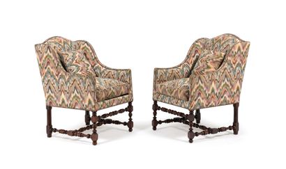 Paire de bergères Pair of bergères 

with lugs and upholstered armrests, the right...