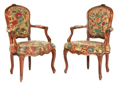 Paire de fauteuils Pair of armchairs 

with cabriolet back in natural wood molded...