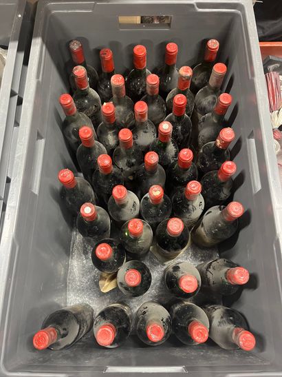 Caisses : important ensemble de bouteilles de vin de Bordeaux en vrac dont Haut